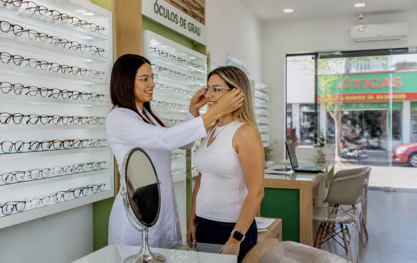 Equipe da Ótica D'Graus atendendo uma cliente